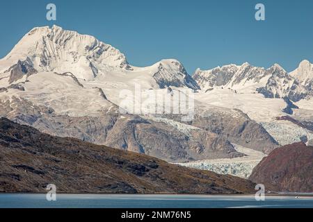 Cordillera Darwin e il ghiacciaio Marinelli, Ainsworth Bay, PN Alberto De Agostini, Tierra del Fuego, Patagonia, Cile Foto Stock