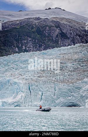 Explorer ride Zodiac per esplorare Pía ghiacciaio e Pía bay, nel Canale del Beagle (ramo di nord-ovest), PN Alberto De Agostini, Tierra del Fuego, Patagonia, Ch Foto Stock