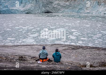 I turisti, Pía ghiacciaio, Pía fiordo, Canale Beagle (ramo di nord-ovest), PN Alberto De Agostini, Tierra del Fuego, Patagonia, Cile Foto Stock