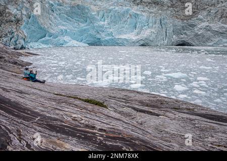 I turisti, Pía ghiacciaio, il Canale di Beagle (ramo di nord-ovest), PN Alberto De Agostini, Tierra del Fuego, Patagonia, Cile Foto Stock