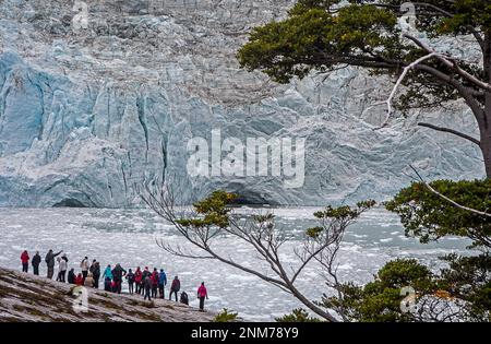 I turisti, Pía ghiacciaio, il Canale di Beagle (ramo di nord-ovest), PN Alberto De Agostini, Tierra del Fuego, Patagonia, Cile Foto Stock