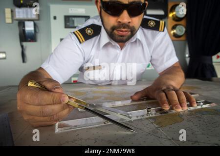 Officer calcolando il corso della nave, nave's bridge Ventus nave da crociera, Nassau bay, nei pressi di Capo Horn, Tierra de Fuego, Patagonia, Cile Foto Stock