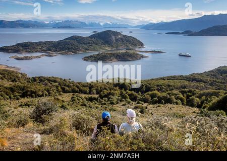Vista panoramica della baia Wulaia, chiamato anche Caleta Wulaia, Isola Navarino,Tierra de Fuego, Patagonia, Cile Foto Stock