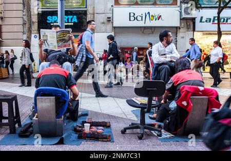 Il servizio di pulizia scarpe uomini, in Paseo Ahumada. Santiago. Il Cile. Foto Stock