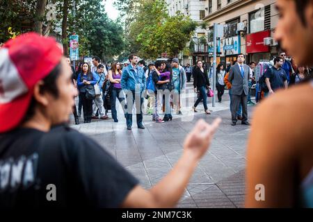 Scena di strada, in Paseo Ahumada. Santiago. Il Cile. Foto Stock