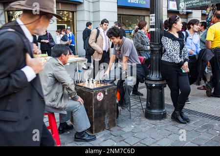 Giocare a scacchi, in Avenida Libertador Bernardo O'Higgins. Santiago. Il Cile. Foto Stock