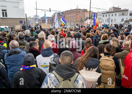 Bruxelles, Belgio. 24th Feb, 2023. L'immagine mostra i richiedenti asilo e varie ONG formano una catena umana intorno al centro di asilo Fedasil 'Klein Kasteeltje - Petit Chateau' (piccolo castello), per chiedere urgentemente un'azione per fornire rifugio, venerdì 24 febbraio 2023 a Bruxelles. BELGA FOTO JONAS ROOSENS Credit: Agenzia Notizie Belga/Alamy Live News Foto Stock
