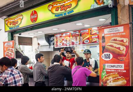 Fast food in stallo i portici di Plaza de Armas, Santiago. Il Cile. Foto Stock