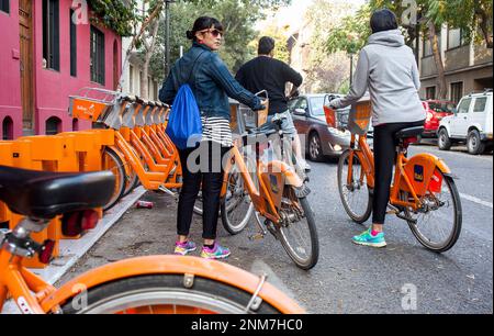 Noleggio bici stazione, in via Villavicencio, quartiere Lastarria, Santiago. Cile. Foto Stock