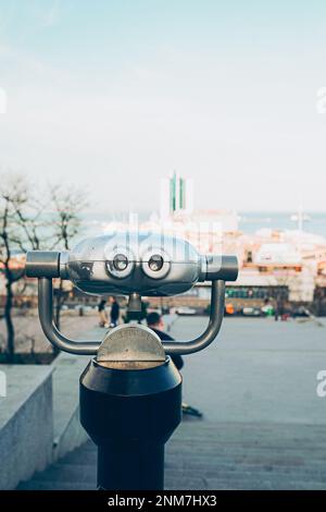 Telescopio turistico guardare la città con vista di Odessa, Ucraina, primo piano vecchio binocolo in metallo sullo sfondo punto di vista sul porto della città, co Foto Stock