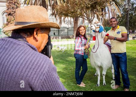 Turisti, foto souvenir, Quinta Normal Park, Santiago, Cile Foto Stock