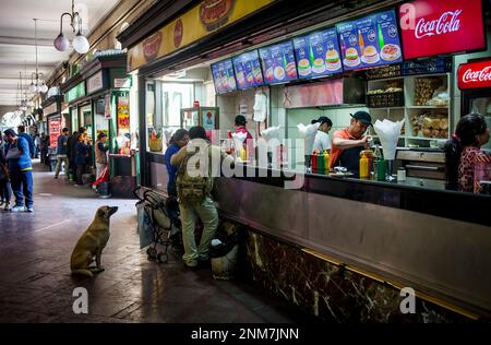 Fast food in stallo i portici di Plaza de Armas, Santiago. Il Cile. Foto Stock