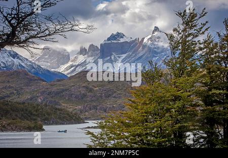 Traversata in battello sul lago grigio, parco nazionale Torres del Paine, Patagonia, Cile Foto Stock