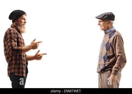 Profilo sparato di un giovane barbuto che parla con un anziano isolato su sfondo bianco Foto Stock