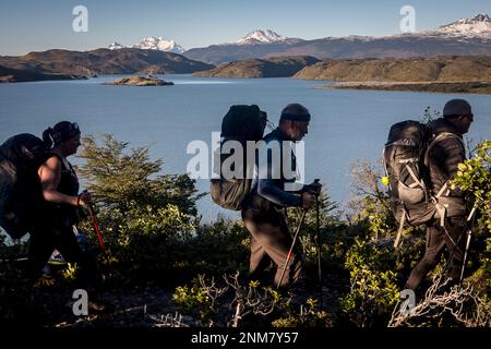 Lago Nordenskjöld e gli escursionisti a piedi tra Cuernos rifugio e Campamento Italiano, parco nazionale Torres del Paine, Patagonia, Cile Foto Stock
