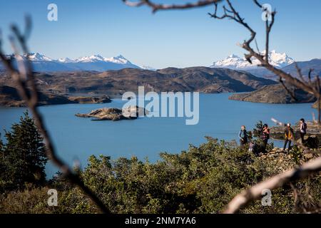 Lago Nordenskjöld ed escursionisti in appoggio tra il rifugio Cuernos e Campamento Italiano, parco nazionale Torres del Paine, Patagonia, Cile Foto Stock