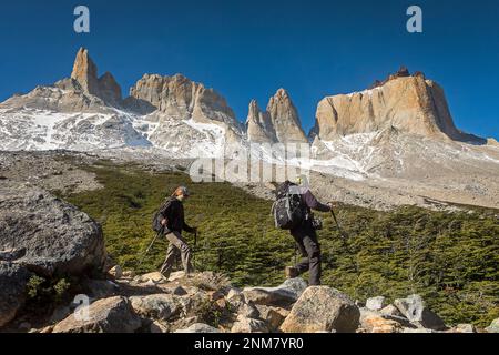 Gli escursionisti a piedi in Mirador Británico, Valle del Francés, parco nazionale Torres del Paine, Patagonia, Cile Foto Stock