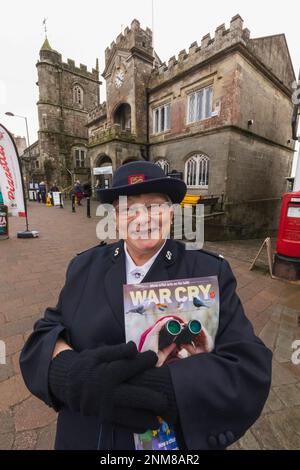 Inghilterra, Dorset, Shaftesbury, Salvation Army Lady Selling Copies of the War Cry Magazine Foto Stock