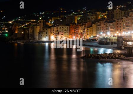 Baia della riviera Italiana di Camogli villaggio in Liguria di notte - case colorate a Camogli, Genova, Liguria, Italia Foto Stock