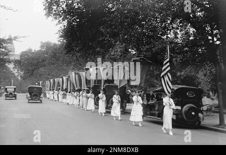 Suffragettes americane marcianti con striscioni - 1918 Foto Stock