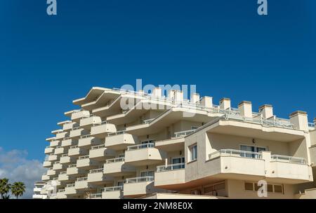 SA Coma, Spagna; 17 2023 febbraio: Facciata principale di un hotel bianco una mattina di sole. Isola di Mallorca, Spagna Foto Stock