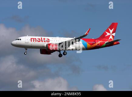 Un Airbus A320-251N di Air Malta che si avvicina all'aeroporto Gatwick di Londra Foto Stock