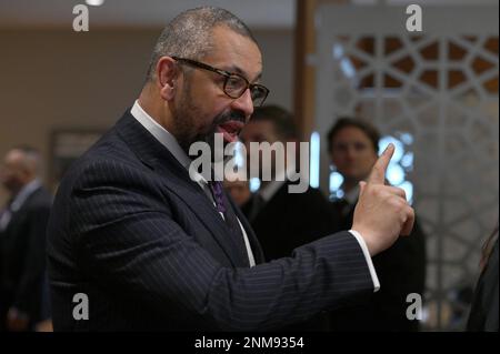 New York, Stati Uniti. 24th Feb, 2023. James Scleverly, Segretario di Stato del Regno Unito per gli Affari esteri, del Commonwealth e dello sviluppo, ha visto camminare oltre i membri dei media al di fuori del Consiglio di sicurezza, sede delle Nazioni Unite, 24 febbraio 2023. (Foto di Anthony Behar/Sipa USA) Credit: Sipa USA/Alamy Live News Foto Stock