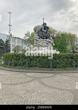 Monumento di Petro Sahaidachny in tempo di guerra a Kyiv, Ucraina. Kiev, Ucraina - 6 giugno 2022. Foto Stock