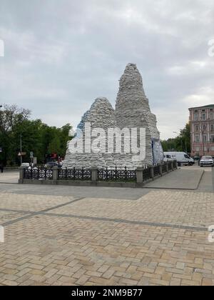 Piazza vicino al Monastero di San Michele dalla cupola dorata e monumento alla Principessa Olha a Kiev, Ucraina il Monumento alla Principessa Olha è protetto da sacchi di sabbia. KY Foto Stock