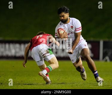 Tristan Woodman of England U20's corre ad Archie Hughes #9 del Galles U20's durante la partita delle sei Nazioni 2023 U20 Galles vs Inghilterra allo Stadiwm CSM, Colwyn Bay, Regno Unito, 24th Febbraio 2023 (Foto di Steve Flynn/News Images) Foto Stock