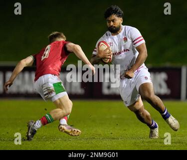 Tristan Woodman of England U20's corre ad Archie Hughes #9 del Galles U20's durante la partita delle sei Nazioni 2023 U20 Galles vs Inghilterra allo Stadiwm CSM, Colwyn Bay, Regno Unito, 24th Febbraio 2023 (Foto di Steve Flynn/News Images) Foto Stock