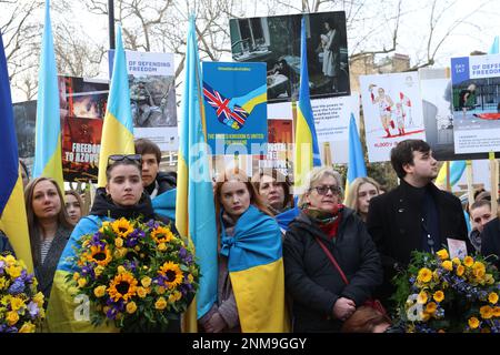 Londra, Regno Unito. 24th Feb, 2023. Gli ucraini si trovano insieme presso la statua di San Volodymyr per celebrare il primo anniversario dell'invasione russa dell'Ucraina a Londra venerdì 24 febbraio 2023. Foto di Hugo Philpott/UPI Credit: UPI/Alamy Live News Foto Stock