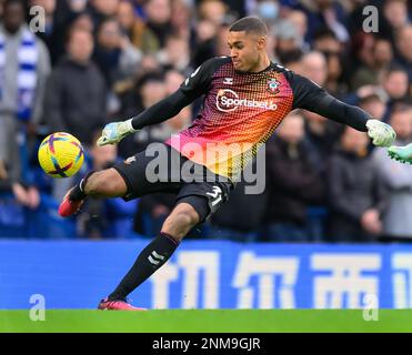 18 Feb 2023 - Chelsea contro Southampton - Premier League - Stamford Bridge Gavin Bazunu di Southampton durante la partita della Premier League contro Chelsea. Foto : Mark Pain / Alamy Live News Foto Stock