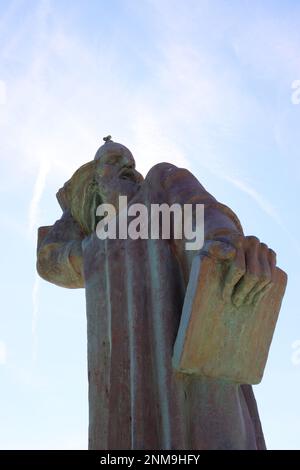 Una statua di Grgur Ninsky (Gregorio di Nin) - un vescovo medievale di Nin, Croazia. Strofinando la punta grande della statua si dice di portare Buona fortuna. Settembre 2022 Foto Stock