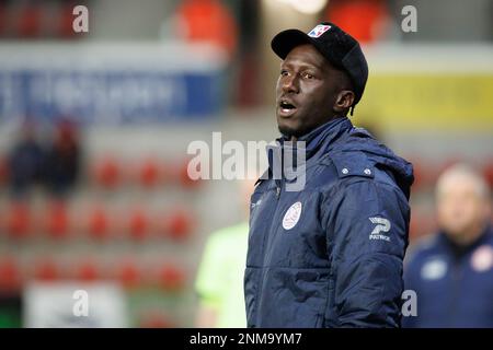 Mbaye Leye, allenatore capo di Essevee, nella foto di una partita di calcio tra SV Zulte Waregem e KV Kortrijk, venerdì 24 febbraio 2023 a Waregem, il giorno 27 della prima divisione del campionato belga della 'Jupiler Pro League' del 2022-2023. BELGA FOTO KURT DESPLENTER Foto Stock