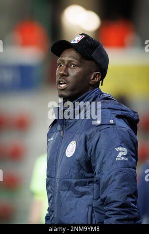 Mbaye Leye, allenatore capo di Essevee, nella foto di una partita di calcio tra SV Zulte Waregem e KV Kortrijk, venerdì 24 febbraio 2023 a Waregem, il giorno 27 della prima divisione del campionato belga della 'Jupiler Pro League' del 2022-2023. BELGA FOTO KURT DESPLENTER Foto Stock