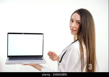 Donna medico con uno smartphone, su uno sfondo blu. Posto per la pubblicità. Copia incolla. concetto di assistenza sanitaria. Foto di alta qualità Foto Stock