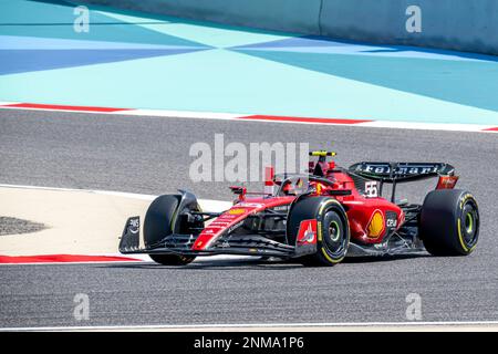 Sakhir, Bahrain, 24th febbraio 2023, Carlos Sainz, spagnolo, compete per la Scuderia Ferrari. Winter Testing, il test invernale del campionato di Formula 1 2023. Credit: Michael Potts/Alamy Live News Foto Stock