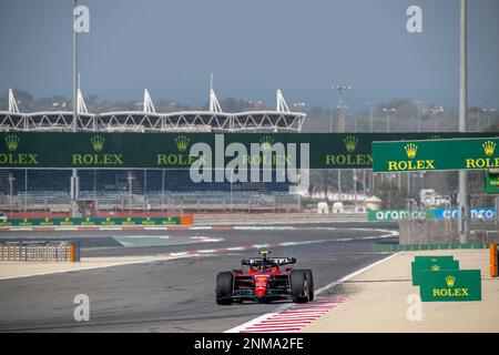 Sakhir, Bahrain, 24th febbraio 2023, Carlos Sainz, spagnolo, compete per la Scuderia Ferrari. Winter Testing, il test invernale del campionato di Formula 1 2023. Credit: Michael Potts/Alamy Live News Foto Stock