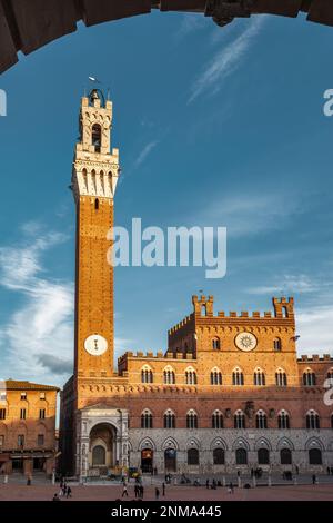 Lo storico Palazzo pubblico e Torre del Mangia nel centro storico di Siena, Toscana, Italia. Foto Stock