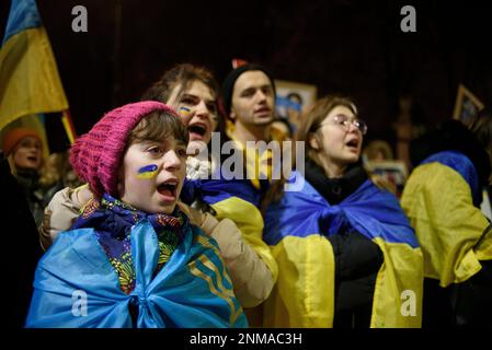 Varsavia, Varsavia, Polonia. 24th Feb, 2023. La gente grida slogan durante un rally che segna il primo anniversario dell'invasione russa dell'Ucraina il 24 febbraio 2023 a Varsavia, Polonia. Centinaia di persone si sono radunate al di fuori dell'ambasciata russa per protestare contro l'aggressione russa su vasta scala che dura tutto l'anno contro l'Ucraina e commemorare coloro che hanno perso la vita. (Credit Image: © Aleksander Kalka/ZUMA Press Wire) SOLO PER USO EDITORIALE! Non per USO commerciale! Foto Stock