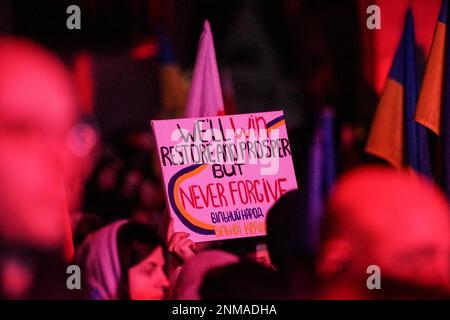 Danzica, Polonia. 24th Feb, 2023. Persone che detengono bandiere ucraine e polacche in occasione del Rally europeo di solidarietà anti-guerra con l'Ucraina nel primo anniversario dell'attacco russo contro l'Ucraina a Plac Solidarnosci sono viste a Danzica, Polonia il 24 febbraio 2023 (Foto di Michal Fludra/NurPhoto) Credit: NurPhoto SRL/Alamy Live News Foto Stock