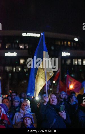 Danzica, Polonia. 24th Feb, 2023. Persone che detengono bandiere ucraine e polacche in occasione del Rally europeo di solidarietà anti-guerra con l'Ucraina nel primo anniversario dell'attacco russo contro l'Ucraina a Plac Solidarnosci sono viste a Danzica, Polonia il 24 febbraio 2023 (Foto di Michal Fludra/NurPhoto) Credit: NurPhoto SRL/Alamy Live News Foto Stock