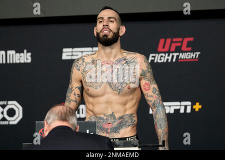 LAS VEGAS, NV - FEBBRAIO 24: Yohan Lainesse si presenta sulla scala dei pesi ufficiali all'UFC Apex per la UFC Fight Night - Krylov vs Spann il 24 Febbraio 2023 a Las Vegas, NV, Stati Uniti. (Foto di PXImages/Louis Grasse) Credit: PX Images/Alamy Live News Foto Stock