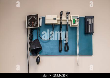 Strumenti medici appesi alla parete di optometristi ufficio copia Foto Stock