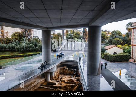 Ingresso al Museo dell'Acropoli che mostra lo scavo archeologico di Atene in una giornata piovosa - antico sito scoperto durante la costruzione del museo Foto Stock