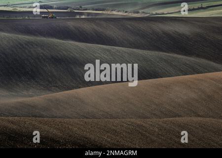 Splendido paesaggio aspro di campi moravi arati nella stagione autunnale. repubblica Ceca Foto Stock