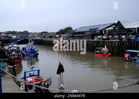 whitstable città nel kent orientale, mostrando le barche ormeggiate nel porto, regno unito febbraio 2023 Foto Stock