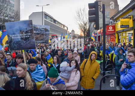 Londra, Regno Unito. 24th febbraio 2023. I manifestanti passano attraverso Notting Hill Gate. Migliaia di persone hanno marciato dall'Holland Park all'ambasciata russa durante una protesta pro-Ucraina per il primo anniversario dell'invasione russa. Credit: Vuk Valcic/Alamy Live News Foto Stock