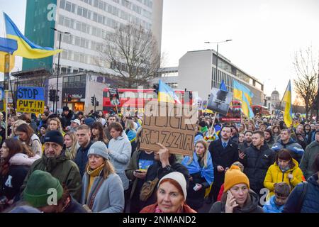 Londra, Regno Unito. 24th febbraio 2023. I manifestanti passano attraverso Notting Hill Gate. Migliaia di persone hanno marciato dall'Holland Park all'ambasciata russa durante una protesta pro-Ucraina per il primo anniversario dell'invasione russa. Credit: Vuk Valcic/Alamy Live News Foto Stock